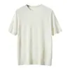 La nueva colección de Baicai Rong presenta una elegante camiseta de cachemir para hombre de manga corta con cuello redondo y un diseño minimalista de punto abierto.