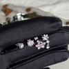 Lujo Ligero y Zircón de Alta Gama Mariposa Rosa Uñas para Hueso de la Oreja Aretes con Adornos de Colgantes de Flores Lindas Aretes de Acero de Titanio Joyería para Mujer