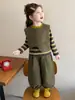 Conjunto de camiseta a rayas estilo bosque para niñas, nuevo y elegante atuendo de otoño 2026 para niña bebé, conjunto de tres piezas con chaleco