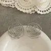 Brincos Grandes Floridos Vazados Design Exquisito de Luxo Leve Retrô Personalizados para Mulheres Versáteis Acessórios de Brinco de Temperamento para o Dia a Dia