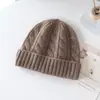 Nuevo gorro de cachemir para niños de otoño e invierno con protección para las orejas, grueso y cálido, gorro de punto trenzado con borde enrollado