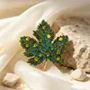 Broche de hoja de arce de cristal para industria pesada, accesorio de alta gama para mujer, exquisito y sencillo ramillete de lujo, para traje o abrigo.