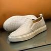 Zapatos de hombre de estación europea, mocasines tejidos de cuero transpirable de verano, zapatos casuales de pedal para hombre de la marca Tide, una generación de cabello