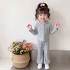 Conjunto de moda coreana para primavera y otoño 2026 para niñas, con un diseño de pantalones acampanados cómodo y adorable, perfecto para uso casual y para crear un look dulce y moderno para niños pequeños