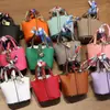 Colgante de minibolso de cesta, llavero de coche de cuero de alta calidad, funda para auriculares, decoración creativa para coche, venta al por mayor