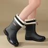 Nuevas botas de lluvia de media pantorrilla para mujer, ligeras, cálidas, forradas de polar, antideslizantes, impermeables, de suela gruesa, resistentes al olor, duraderas y elegantes, de goma