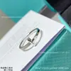 Anel Versátil de Nó V-Gold de Luxo Leve Anel de Banda Estreita T1 com Diamantes Ouro Rosa Ouro 18K