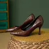 Sapatos de salto agulha bico fino estilo coreano para mulheres, coleção de verão 2026, elegantes e sofisticados, confortáveis para os pés, saltos altos profissionais estilosos de corte baixo