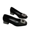 Elegantes zapatos de mujer estilo francés de tacón bajo, corte bajo, nuevo modelo de otoño 2026, mocasines negros con pedrería y tacón grueso para mujer
