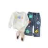 Roupa casual de outono transfronteiriça para bebês e crianças pequenas: um conjunto de duas peças apresentando um top de gola redonda com enfeites florais 3D e calça jeans com apliques florais