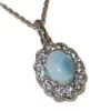 Atmósfera Retro de Gama Alta Rodeada de Pendientes, Anillos, Collares con Piedras de Patrón Marino de Circonita, Trajes Blancos de Lujo y Elegancia