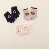 Luvas infantis de desenho animado com etiqueta, luvas de cinco dedos quentes e à prova de frio de inverno, luvas de lã tricotada com blocos de cor de desenho animado, espessadas