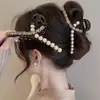 Elegante pinza de garra estilo coreano con perlas y pedrería, pinza de tiburón, pinza para el pelo de la parte trasera de la cabeza, accesorio para el pelo de mujer, tocado de lujo ligero