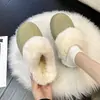 Chinelos fofos de sola grossa para mulheres, para usar ao ar livre, novo estilo 2026, inverno, com fleece adicional para aquecimento, botas de neve, costura de couro e pele, meio abertos, sapatos de algodão