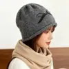 Gorro holgado de poliéster personalizado con lazo, Gorro tejido para mujer, Otoño e Invierno, Borde enrollado, Corte holgado, Circunferencia de cabeza grande, Gorro tejido para clima frío, Venta al por mayor