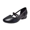 Sandálias Fechadas de Verão 2026 Novo Estilo para Mulheres, Sapatos Rasos Vazados de Couro Macio, Salto Baixo Couro Macio Solado Macio Bico Redondo Sapatos de Mãe