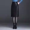 Falda de cuero simple de longitud media, falda bodycon de cintura alta para mujer, nuevo estilo otoño e invierno 2026, abertura elegante, falda lápiz adelgazante, falda de longitud media