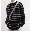 Suéter de estilo coreano, de alta qualidade, minimalista e versátil para homens, apresentando um corte moderno, relaxado e solto com design listrado, gola redonda e mangas compridas