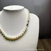 Hebilla Perfecta Redonda Blanca y Negra Lingote Collar de Perlas Estilo Francés Versátil Accesorios para Cheongsam de Mujer Joyería al por Mayor