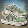 Novos Sapatos Masculinos de Verão 2026: Tênis de Couro Respiráveis com Sola Grossa para Aumento de Altura, Tênis de Lona Versáteis para Estudantes, Tênis Board Masculino