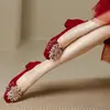 Zapatos de compromiso rojos de tacón bajo, zapatos de novia con tacón grueso que no cansan los pies, impresionante vestido de novia HeXiu estilo francés, zapatos de tacón alto para mujeres embarazadas