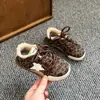 Zapatos de Skate para Niñas Otoño/Invierno 2026 Zapatos Deportivos Casuales para Niños Zapatos Infantiles Patrón de Estrella Zapatos Infantiles con Felpa Adicional Resistentes al Desgaste Antideslizantes