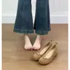 Sapatos femininos de couro estilo JK versáteis de sola grossa, novo modelo outono 2026, sapatos casuais com cadarço para aumentar a altura para estudantes