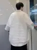 Roupas Masculinas Estilo Hong Kong Verão 2025 Nova Camisa de Manga Curta com Padrão Embossado Colarinho de Terno Masculino Camisa Casual Top de Tamanho Grande