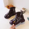 Botas de Tornozelo com Fivela Estilosa para Meninas Nova Moda Primavera/Outono 2026 Sola Macia Couro Brilhante Retro Zíper Lateral Botas Infantis