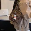 Bolso tipo cubo de lujo ligero para mujer, estampado de leopardo retro y moderno, bolso de hombro cruzado, cadena de gamuza, nuevo estilo de moda 2026