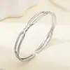 Pulsera trenzada de acero inoxidable simple Tohm de venta caliente transfronteriza para mujer, pulsera abierta de lujo ligero retro de alta gama al por mayor