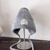 Gorro de Lana con Apertura Trasera y Etiqueta en Inglés Estilo Coreano para Mujer Invierno Casual Versátil Gorro Tipo Jersey para Proteger del Frío y Mantener Caliente Gorro con Protección para los Oídos Moderno