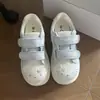 Zapatillas blancas de velcro estilo coreano para niñas, modelo primavera/otoño 2026, zapatillas transpirables de suela gruesa, súper estilosas para niños mayores