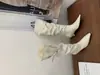 []Botas de salto alto bico fino estilo retrô para mulheres, coleção de inverno 2026, efeito emagrecedor, salto baixo, design plissado, com fivela de cinto, botas longas
