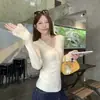 Foto real de camiseta feminina V-neck de manga longa com laço de renda estilo coreano, projetada para sobreposição e como top base justo 19542