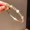 Pulsera Cadena Flor Chapada en Oro Real de 14K con Circonita, Pulsera de Lujo Ligero y Gama Alta, Joyería de Mano Simple y Moderna para Mujeres