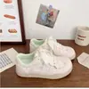 Zapatos Casuales Blancos Versátiles de Nicho para Mujer Otoño 2025 Nuevos Zapatos para Mujer de Malla Transpirable con Falda Zapatillas de Entrenamiento Moral