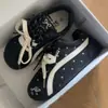 Estilo coreano design lactado macio padrão de estrela preto e branco sapatos de lona versáteis femininos 2026 verão novo sapatos de pão estilosos