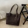 Acessório de Moda Feminino Tendência 2026 em Camurça Texturizada Bolsa Tote Grande Capacidade para Ombro e Axila para Aula e Deslocamento