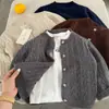 Suéter Infantil 2026 Olhos Obliquos Chegadas de Outono Meninos e Meninas Suéter de Tricô com Ponto Trançado Cor Sólida Cardigan de Tricô com Gola Redonda para Bebê