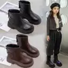 Botas Infantis 2025 Outono e Inverno Novas Botas Quentes de Algodão para Crianças Botas Curtas de Veludo para Meninas Botas de Couro Estilo Britânico