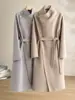 Casaco de Lã Asimétrico de Alta Qualidade para Outono/Inverno com Gola Alta Feminino 2026 Novo Estilo Cinto Comprimento Médio Outerwear de Lã Dupla Face