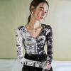 Camisa pequeña de estilo occidental con mangas largas y cintura ajustada con escote en V profundo de primavera y otoño con estampado de malla de color en contraste de diseño
