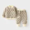 Traje de bebé acolchado de algodón acolchado abierto por delante bebé 120 gramos de algodón acolchado engrosado otoño e invierno pantalones de algodón ropa exterior para niños