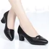 Sapatos femininos com salto grosso ou médio, feitos de couro macio, estilo casual, sola macia, adequados para mulheres de meia-idade, coleção primavera/outono 2026, versáteis, bico fino, e perfeitos para o dia a dia