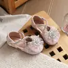 Sandalias Cerradas de Moda Estilo Hada con Suela Suave 2026 Primavera/Verano Nueva Versión Coreana Zapatos de Princesa con Lazo de Pedrería para Niñas