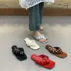 Chinelos femininos de sola grossa para uso externo com saias, estilo verão 2026, com design plissado, sandálias de praia confortáveis