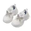 Zapatillas blancas para niñas 2026 otoño nuevo zapatos de papá mariposa para niños zapatillas deportivas populares antideslizantes de princesa para niñas