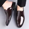 Sapatos Masculinos Casuais de Couro Brilhante, Sapatos Formais de Bico Fino, Sandálias Planas Novas de Verão, Meias-Sapatos Fechadas