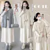 Conjunto de maternidad suave estilo coreano en stock: chaleco de punto con cordones de pompón + falda base de maternidad para vibras de otoño e invierno